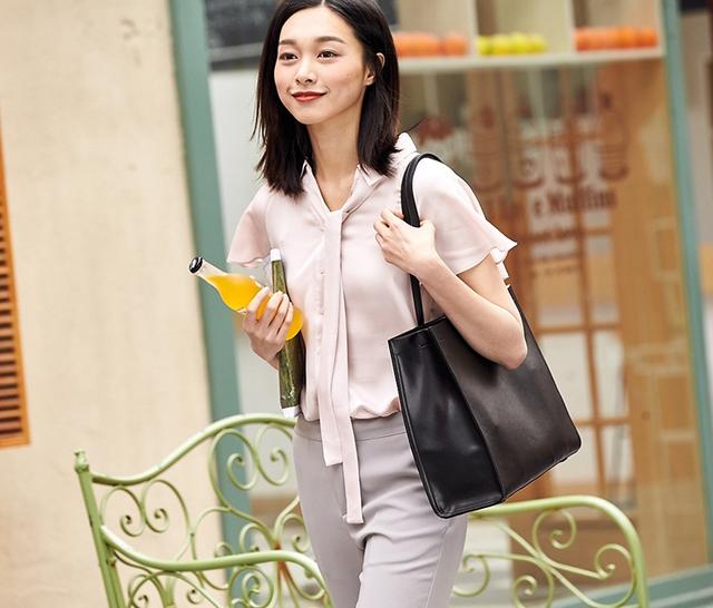 ol"蝴蝶结"上衣搭配干练下装,90后上班族女孩变身职场丽人