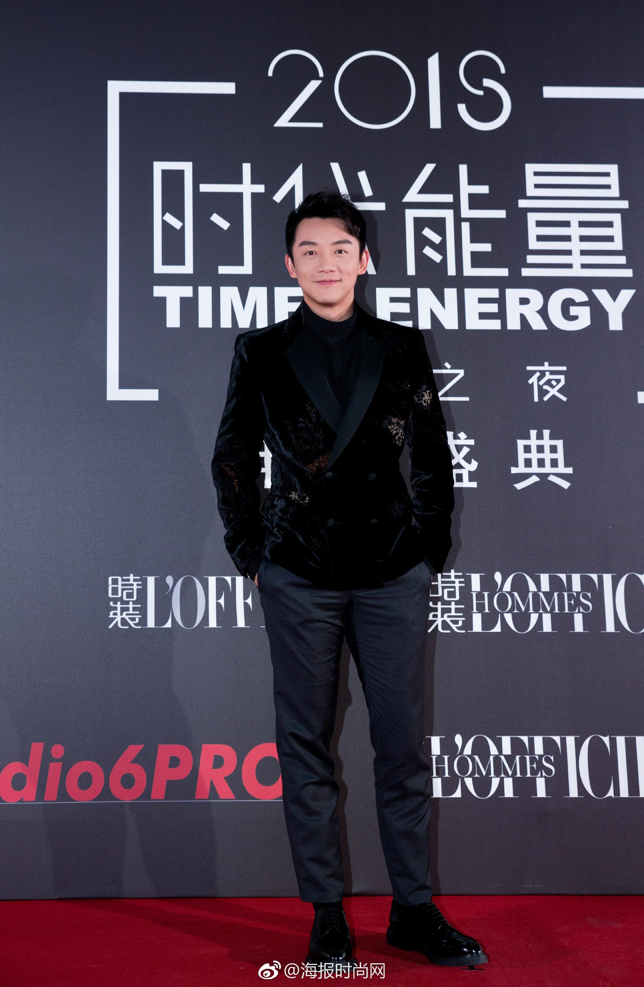 演员@郑恺 身着阿玛尼黑色天鹅绒刺绣西服,出席年度盛典,儒雅大气