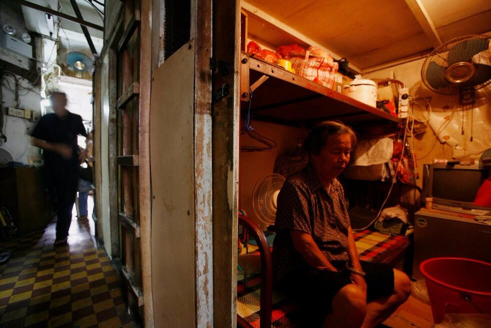 实拍香港棺材房12个男人蜗居一间房