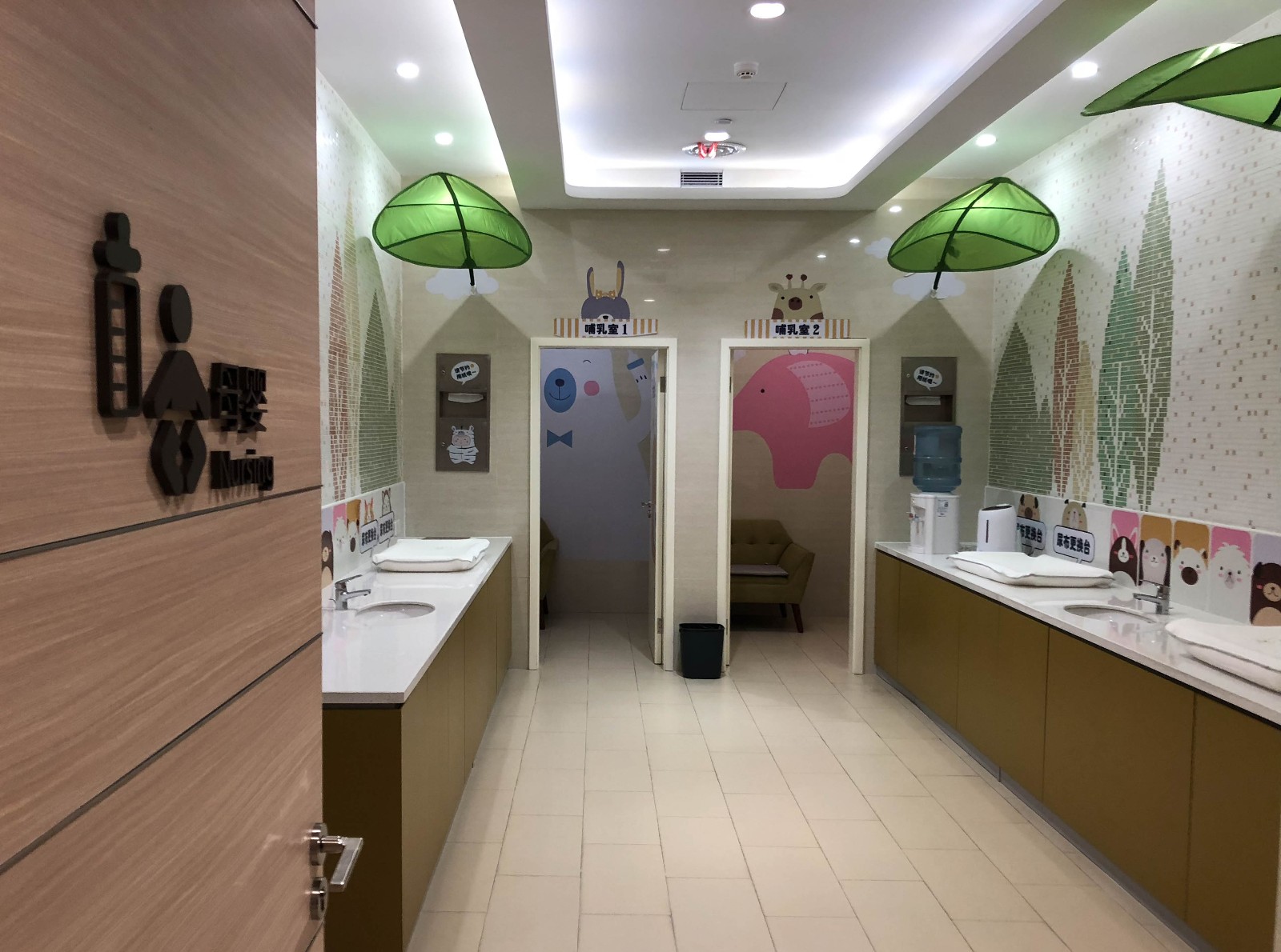 在日本的公共场合,母婴室与卫生间一样常见,内部设备齐全程度也令人叹