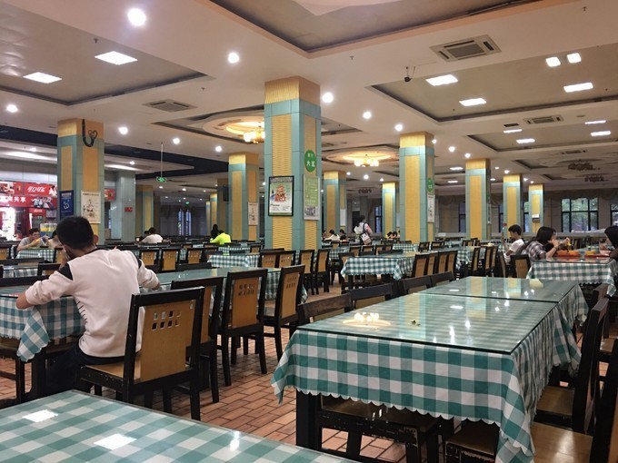 远眺过去,白天你经过的华文学院,机械学院,集美中学,此刻已经