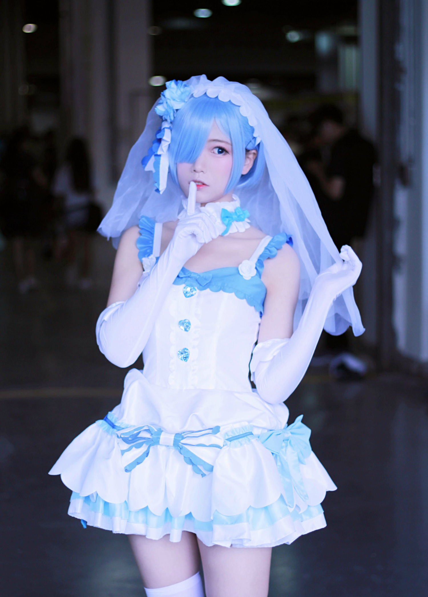 国人可爱coser扮演的婚纱装雷姆