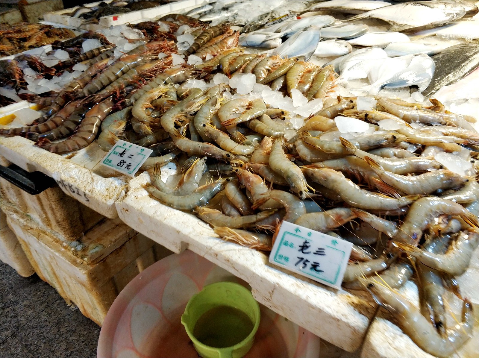 暑期 看真实的青岛地下海鲜市场 一只大龙虾220元 明码标价放心购