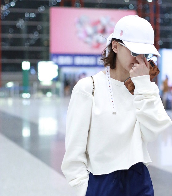 刘诗诗身穿白色卫衣搭配蓝色开叉裙现身机场 单手插兜又酷又美