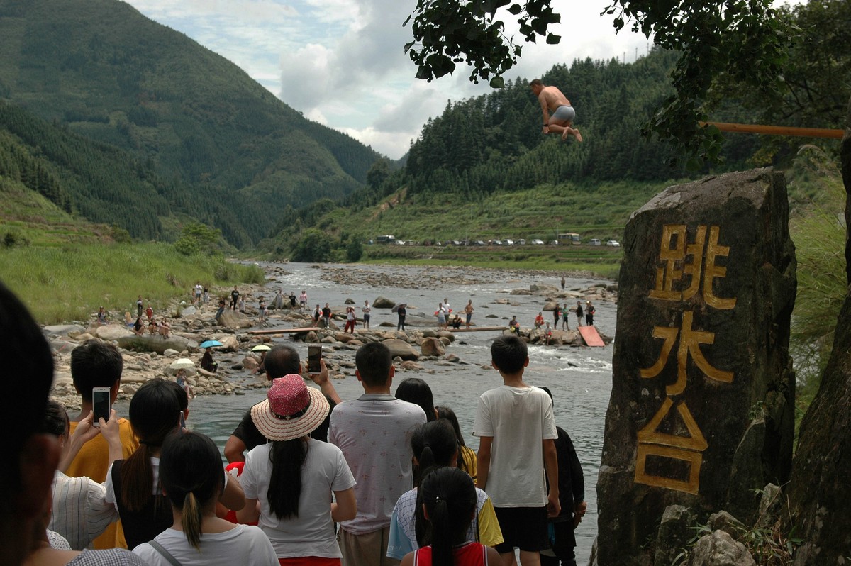 贵州从江县刚边壮族同胞欢度跳水节庆丰收寻伴侣(组图)