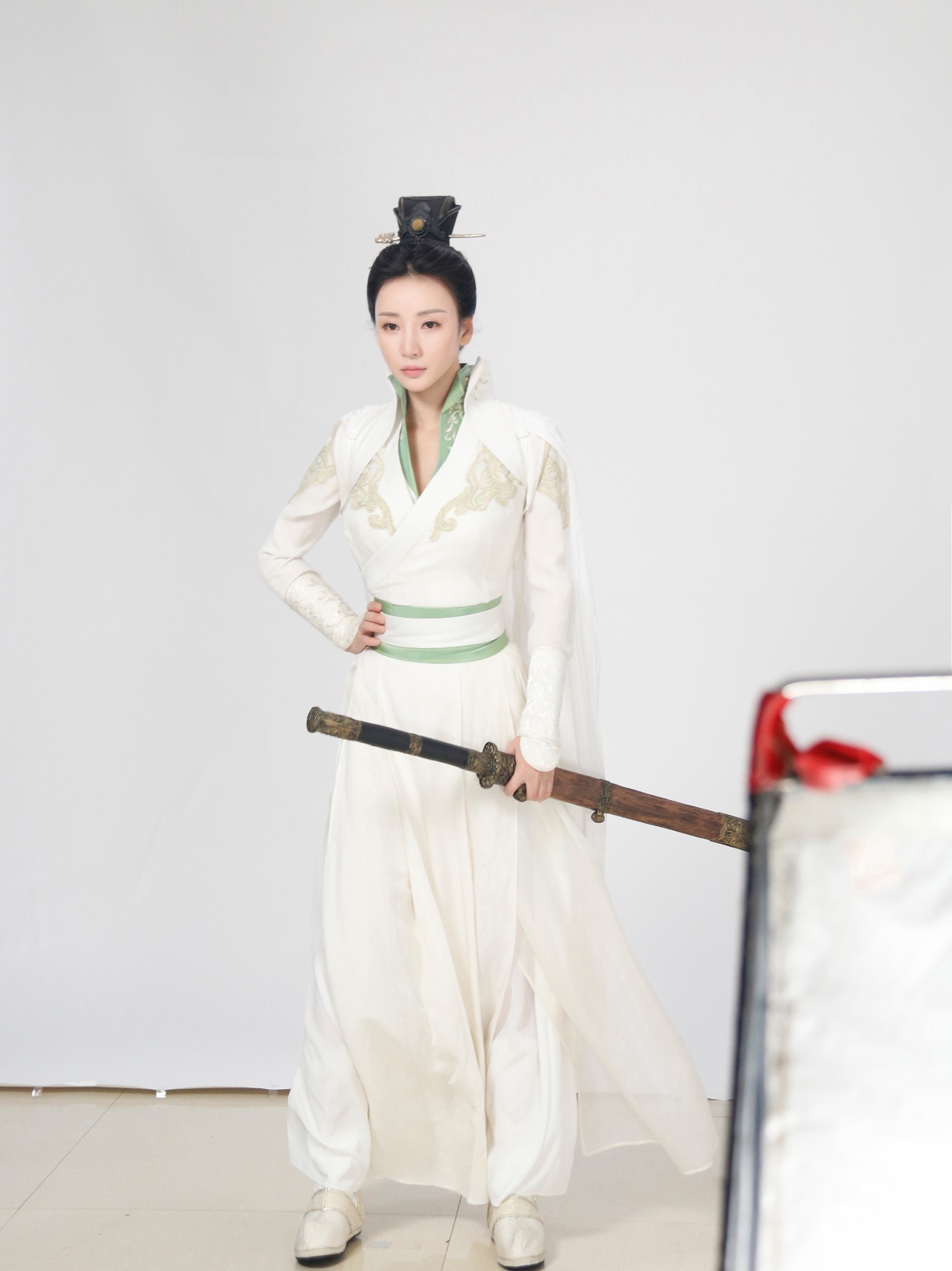 柳岩弃性感扮"成绮韵"男装造型 穿白衣戎装挥剑摆拍英姿飒爽