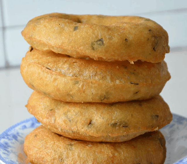 油炸面窝窝,这种油炸的饼真的是超好吃的,离多远都能闻到香气了.