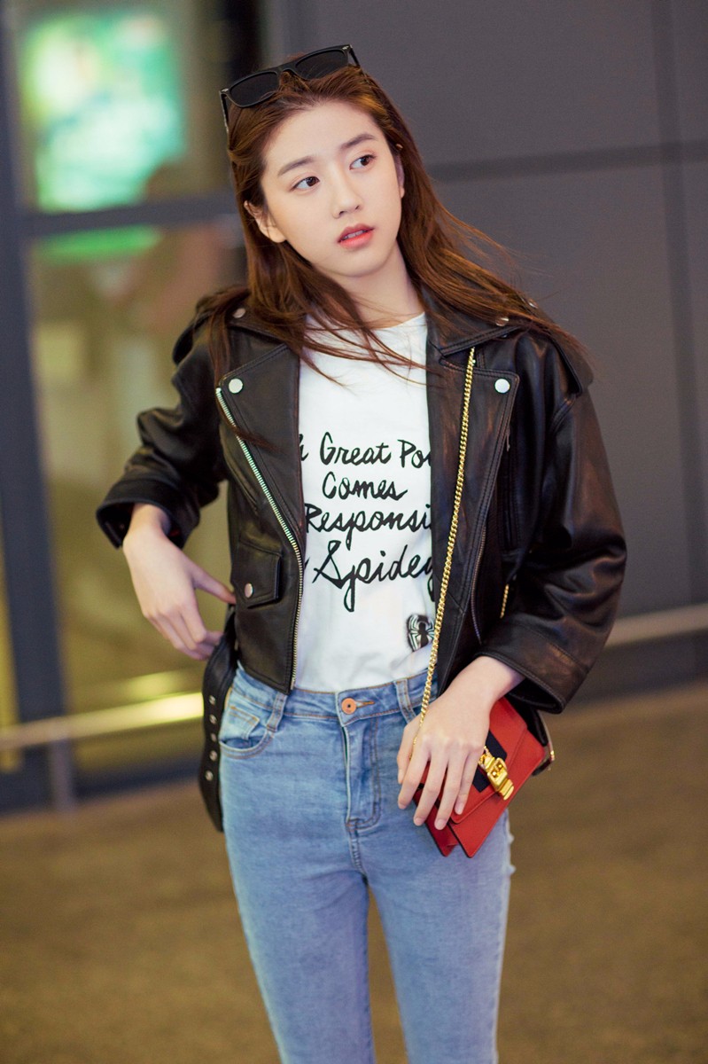 95后人气小花李凯馨机场大片 行走的海报girl