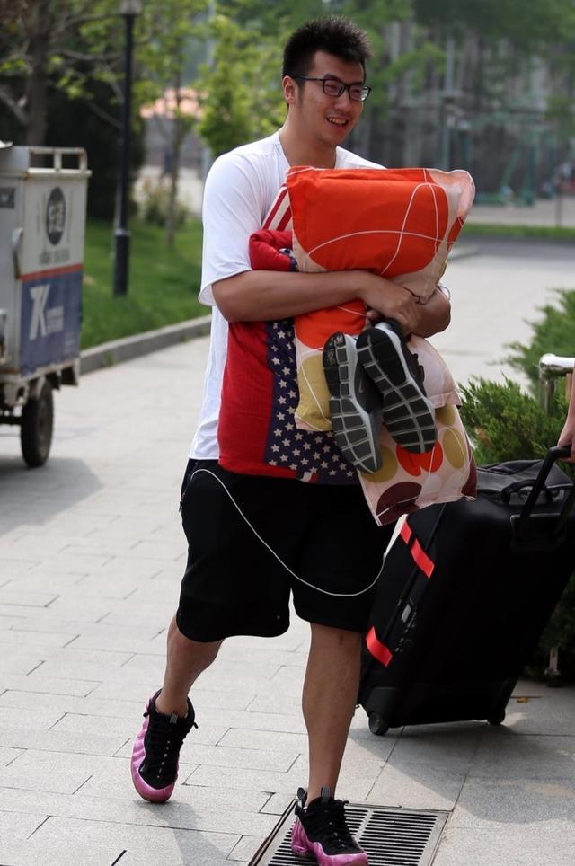 中国男篮红队集结北体大!赵泰隆拖鞋现身,一人甚至自带枕头棉被|赵泰