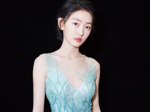 周依成为这部吴克群自导自编自演的新戏女主|吴克群|周冬雨|周依然|周依|透明伞_新浪新闻