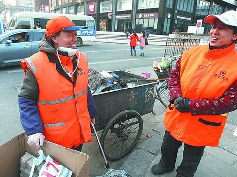 清洁工大妈捡到钱包原地等失主，失主拿后匆忙离去，次日惊喜来了|大妈|失主|钱包_新浪新闻