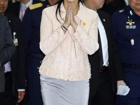 让不少人拜倒石榴裙下的英拉,为什么不能坐稳总理宝座