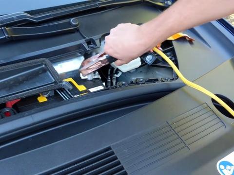 特斯拉 model 3 给油车搭电