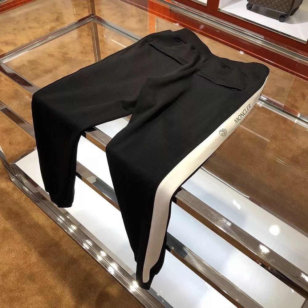 那就穿moncler蒙口rolling stones大舌头联名卫裤