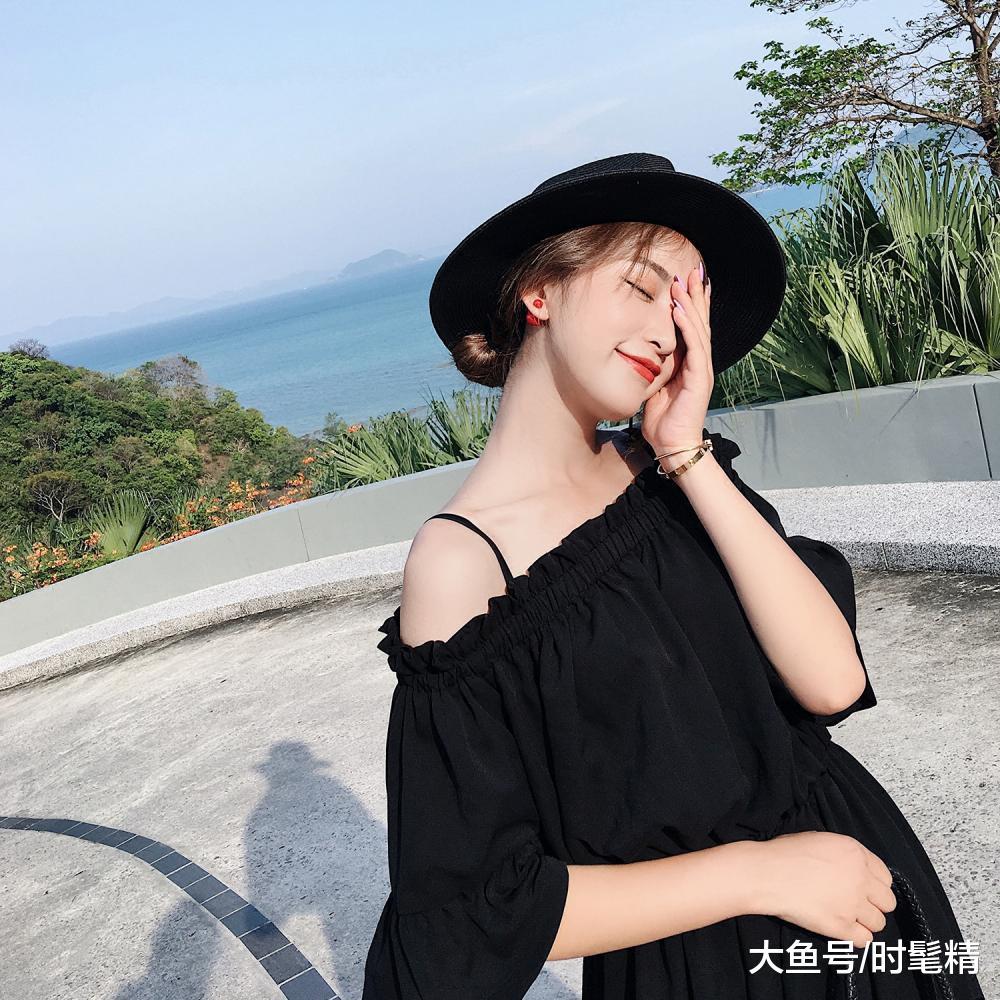 白底加上小黑原点,丰富整体层次感 ,又充满了复古感,一字肩的设计款式