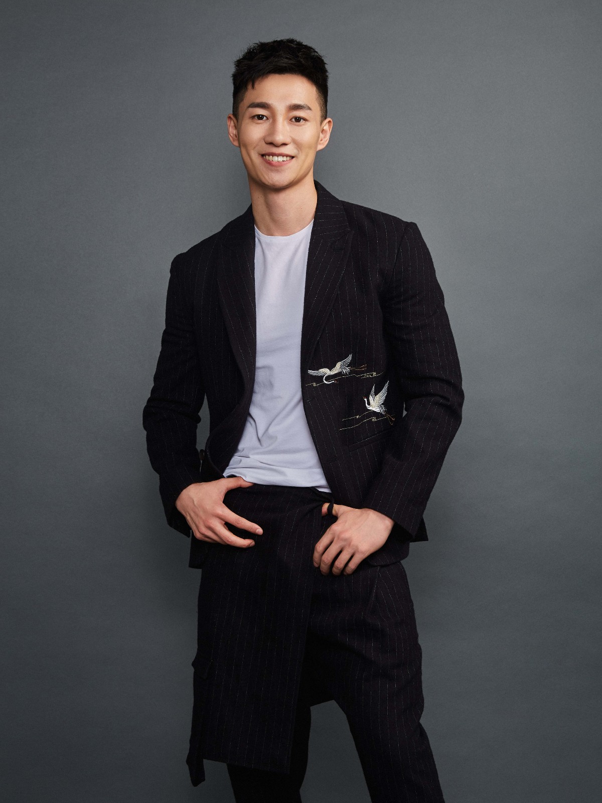 向云龙西装写真曝光 笑容撩人尽显男友力