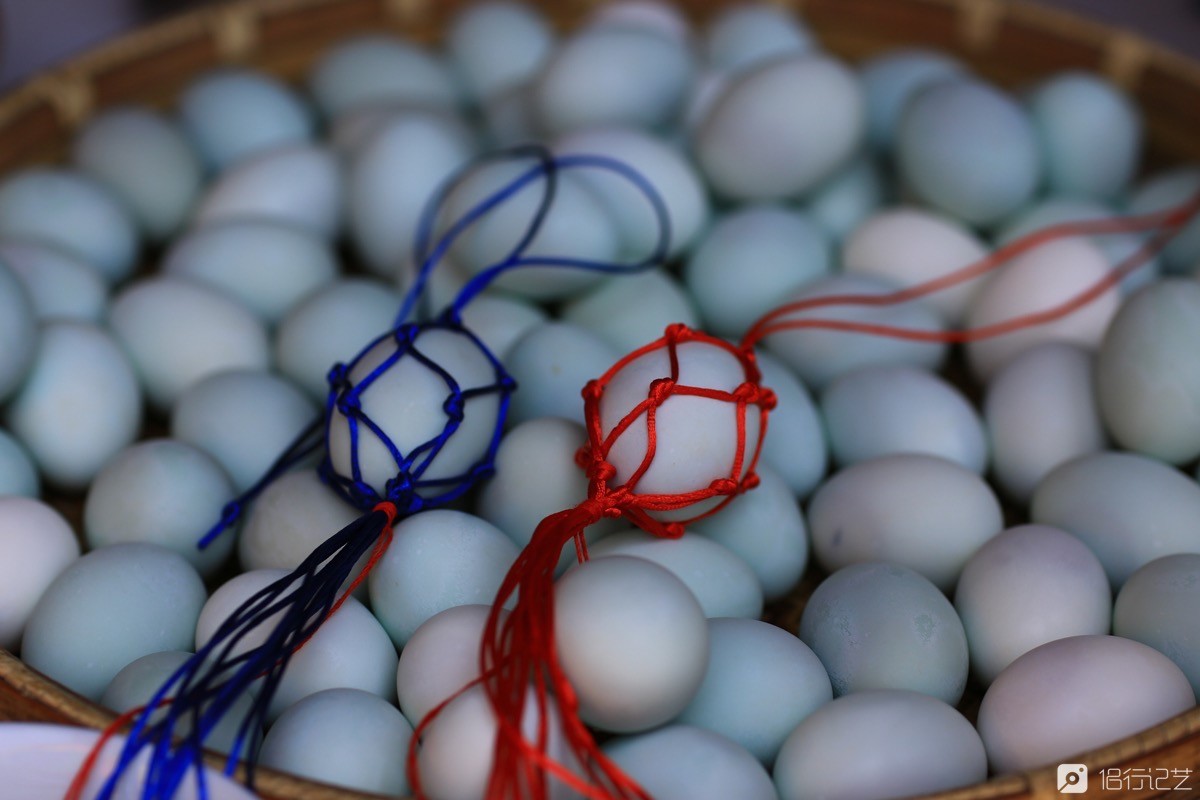 夫妻卖立夏挂蛋,7元一只供不应求