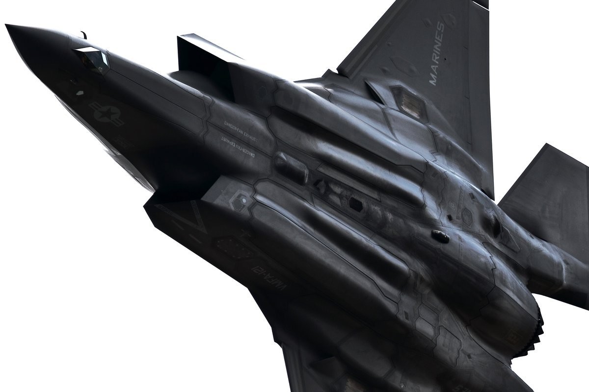 f-35 作为一款隐身战斗机,与f-22同样采用了内部弹舱来减小雷达的反射