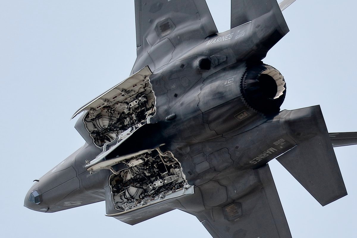 f-35 作为一款隐身战斗机,与f-22同样采用了内部弹舱来减小雷达的反射