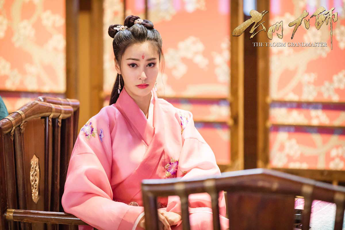 《玄门大师》热播 红衣璐惊艳上线