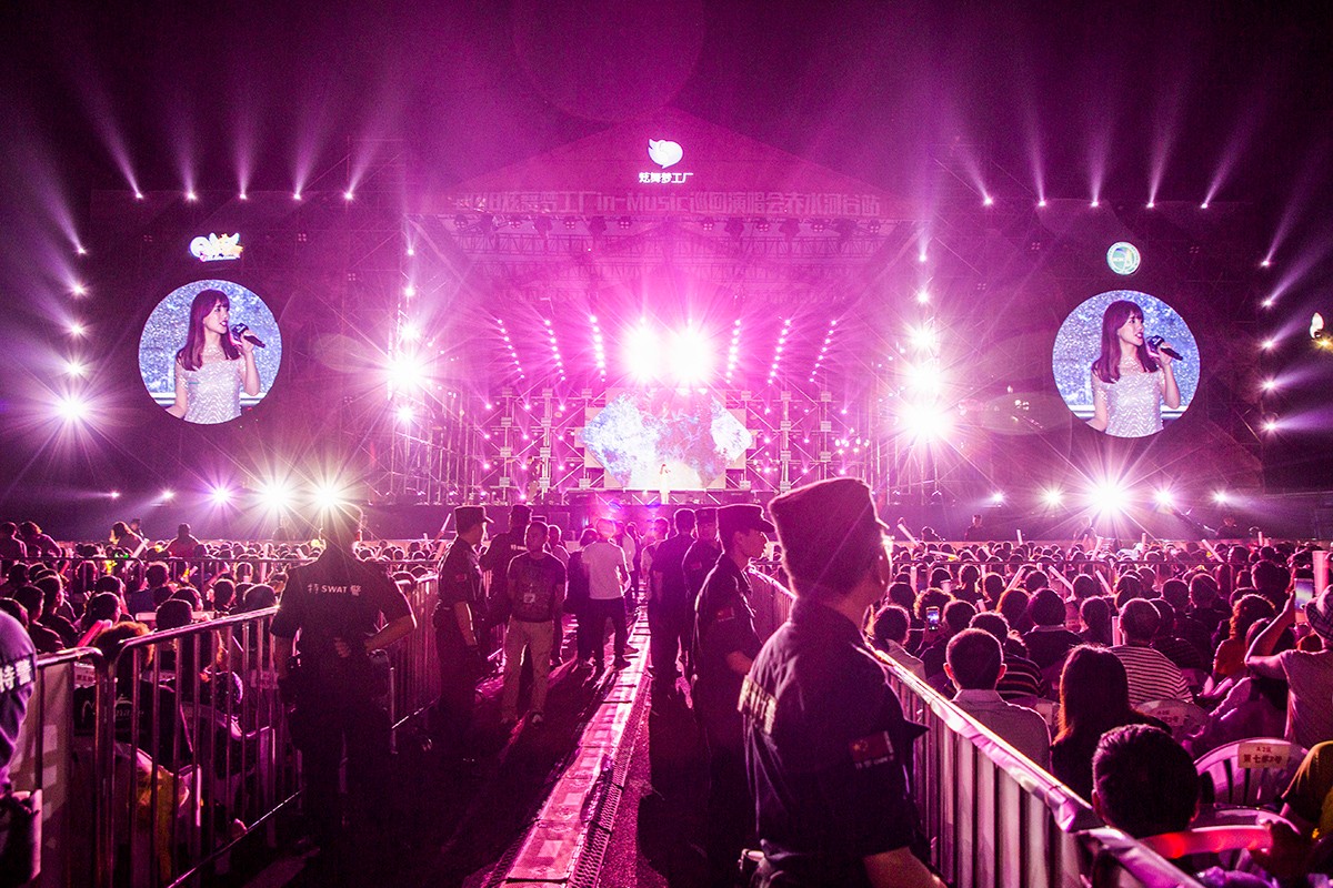 歌手阿兰贵州演唱会激情开唱 现场粉丝气氛热烈