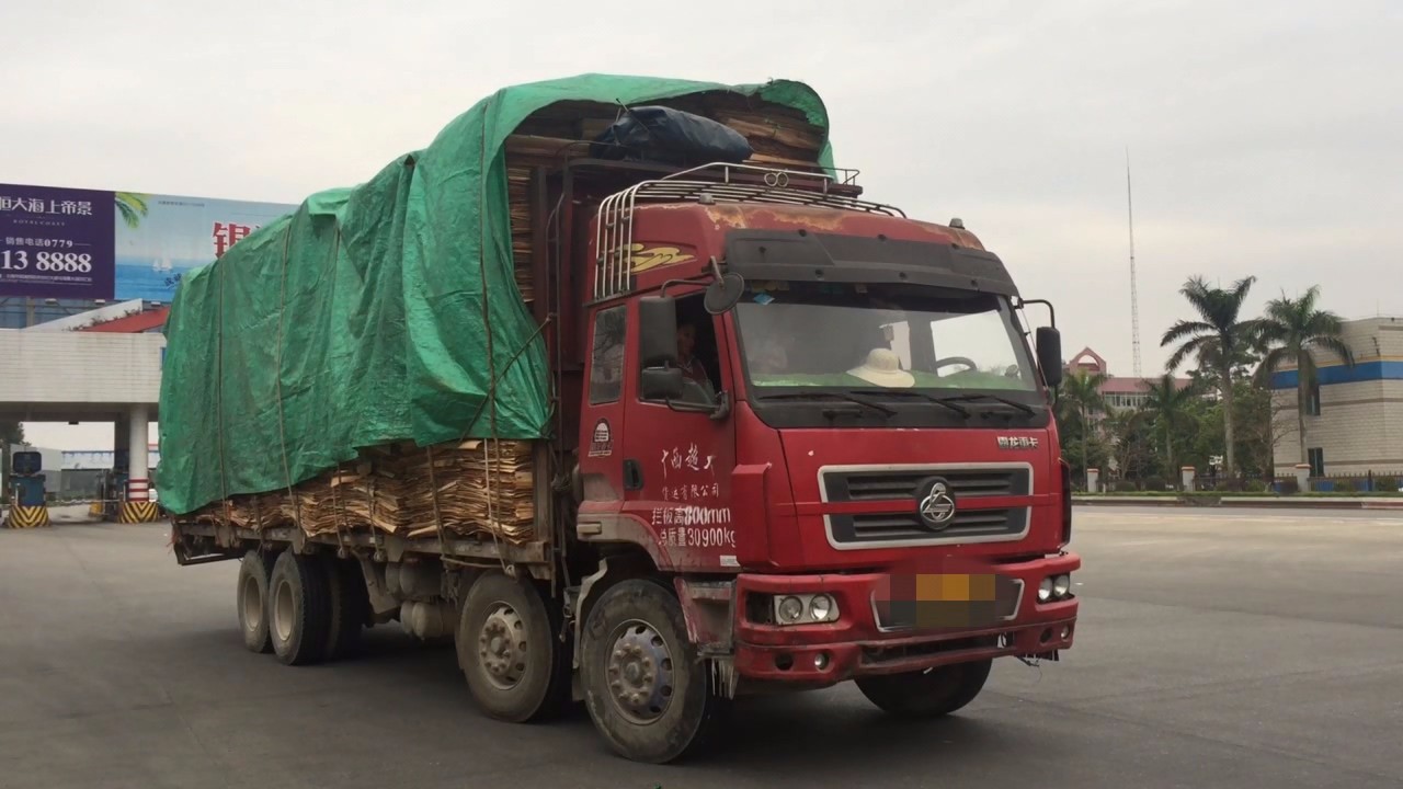 60几岁老司机持c1证开年检过期大货车超员上高速