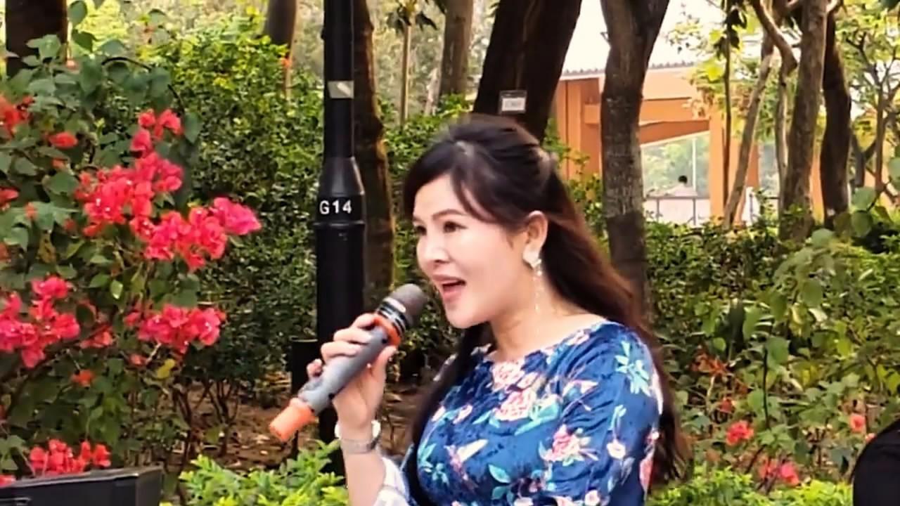 街头艺人在香港屯门公园演唱一曲老歌,唱得真