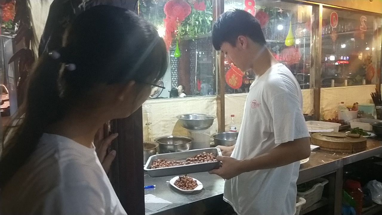 16岁男孩饭店打暑假工,一天工作12个小时,挣1500元