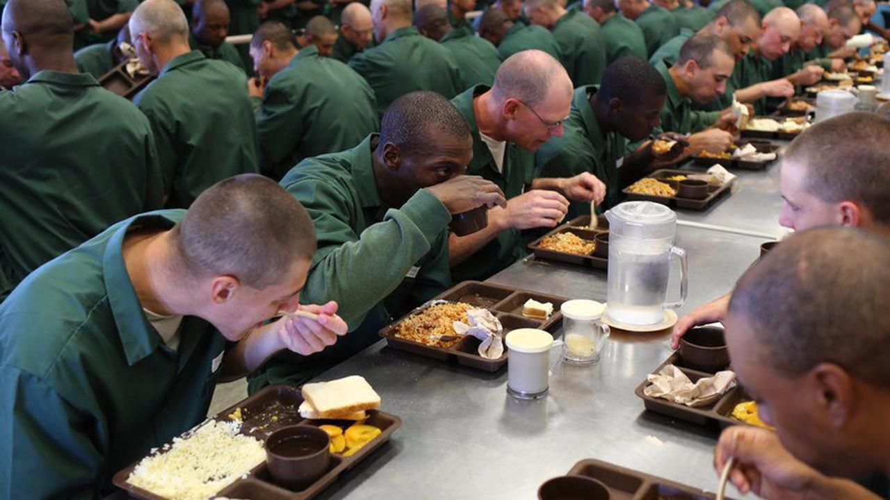 在美国监狱里方便面,地位有多高?答案你万万想不到