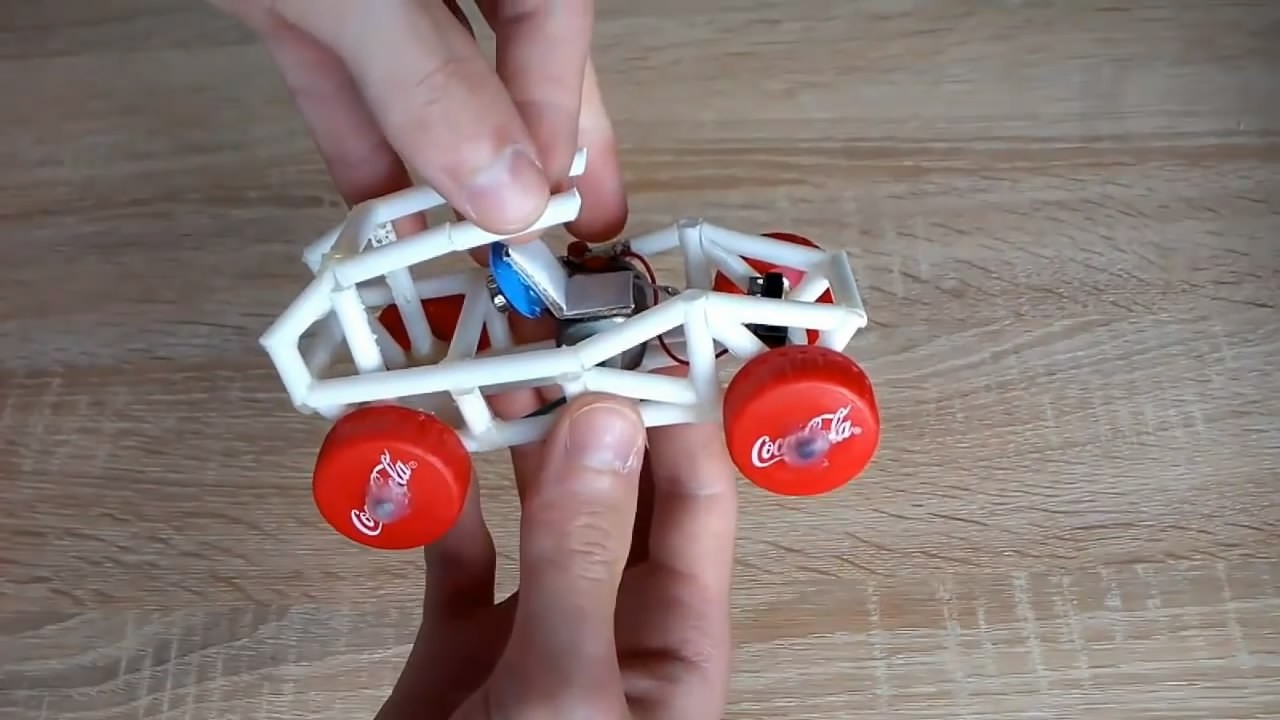 身为玩具爱好者,教你如何制作一辆廉价的小赛车,非常简单!