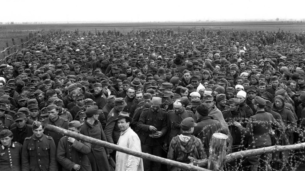 二战老照片:在盟军的进攻中,被俘虏的德军士兵和满目创伤的德国