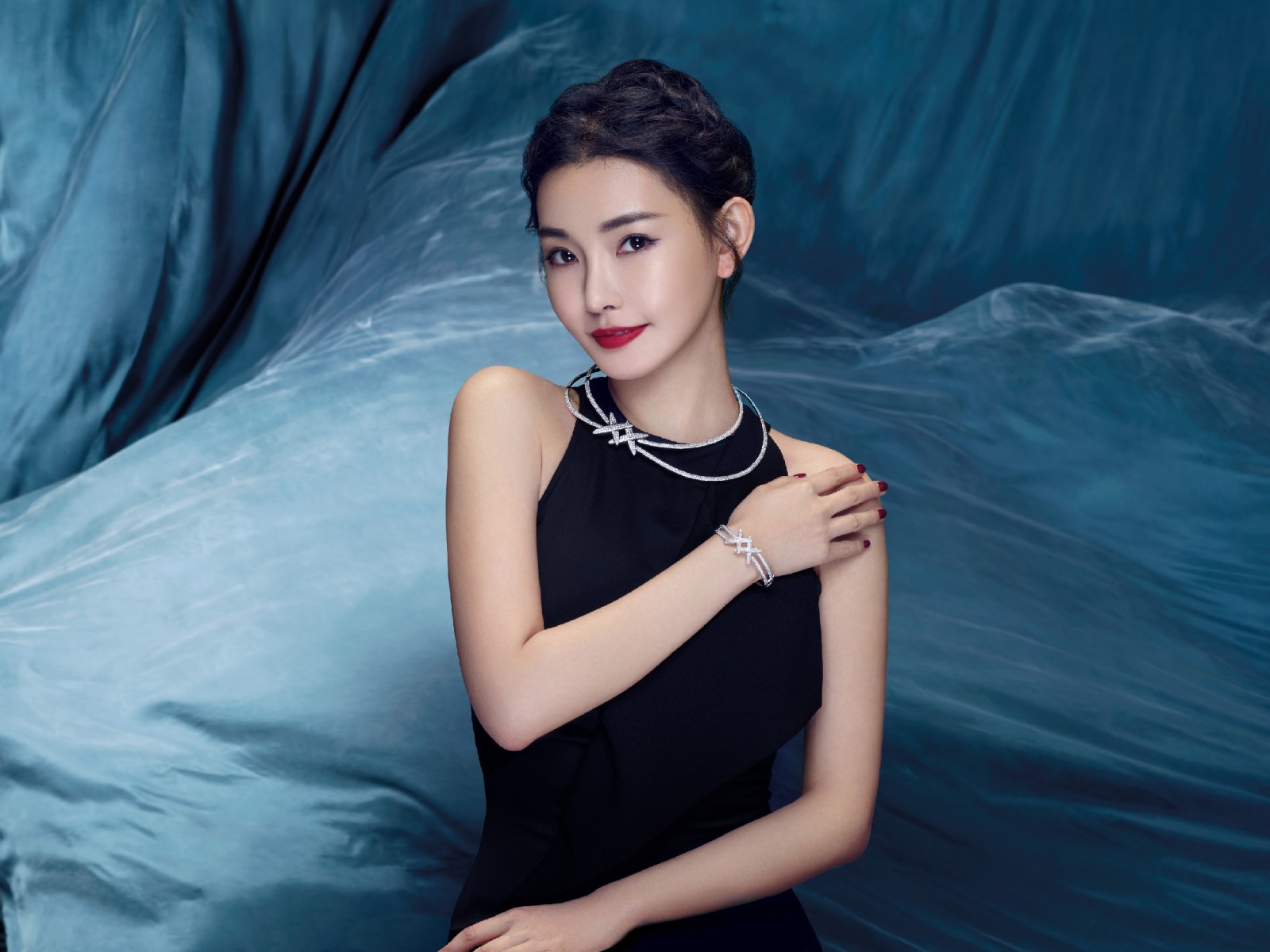 童菲最新照片一改往日风格 冷艳气质引人注目