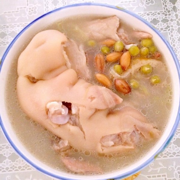 1,将猪脚洗净,斩成大块,黄豆洗净浸泡半天,咸肉洗净切片;(方法步骤)