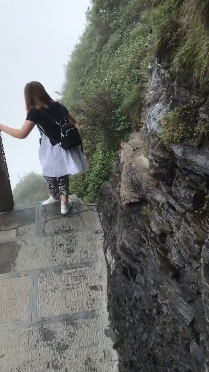 梵净山顶,上山容易下山难啊 趣闻中心搞笑视频微博搞笑排行榜