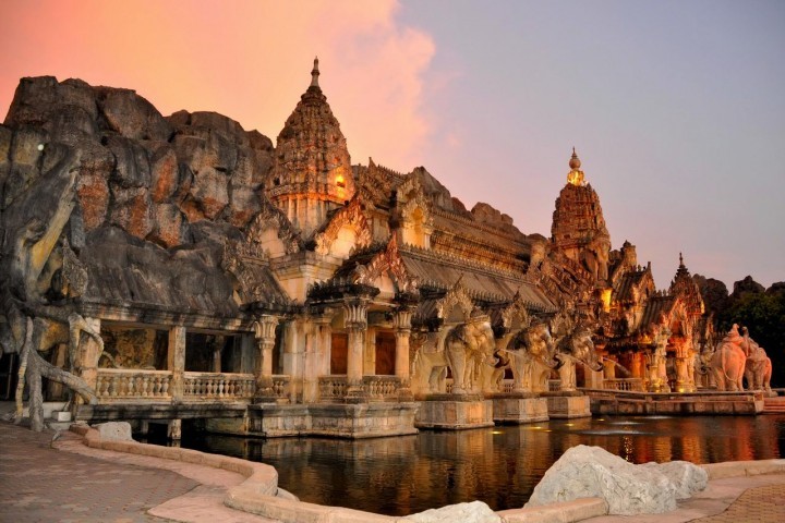 安达曼海上的一颗明珠,遍布原始幼白的沙滩,每年都吸引大量旅客