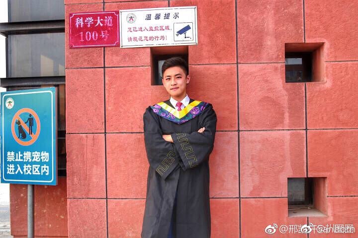 还记得《快乐星球》里的丁凯乐的扮演者李瑞,他现在已经工作了