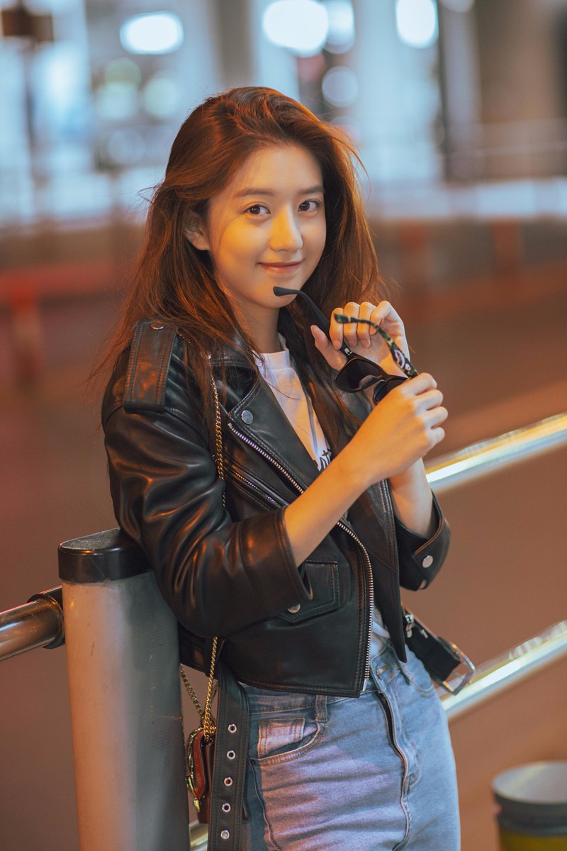 95后人气小花李凯馨机场大片 行走的海报girl