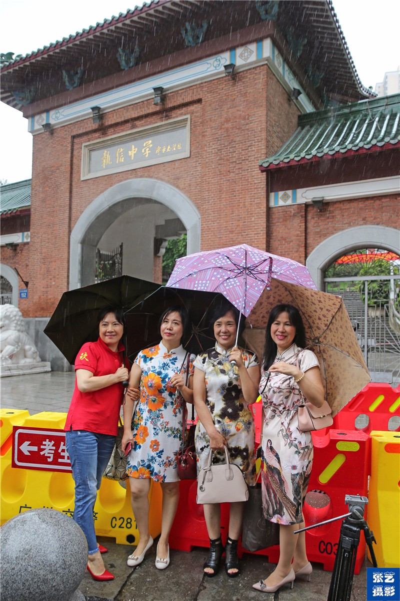 高考首日,妈妈们穿起了美丽的旗袍 寓意:旗开得胜!