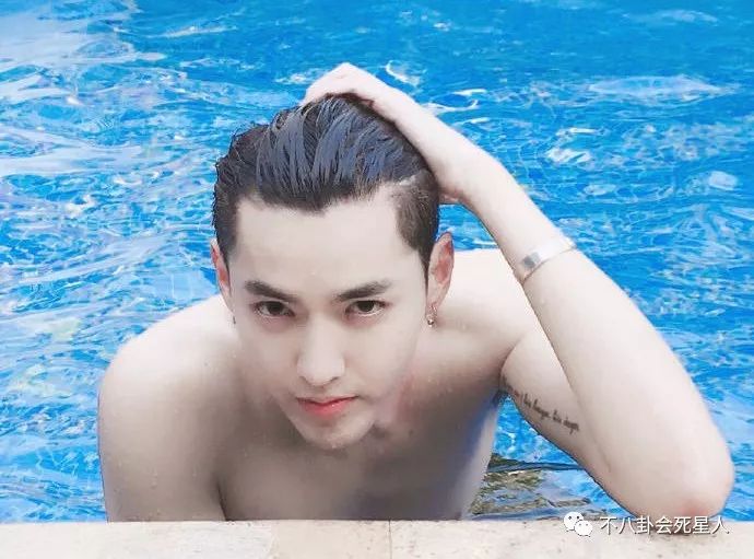 明星游泳戏太多杨洋花样游泳秀长腿胸肌张一山化身小公举