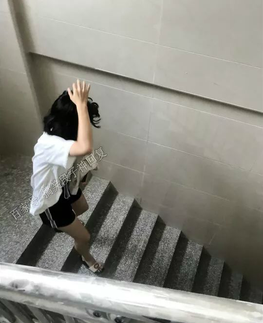 搞笑ps系列,求大神把我下楼梯的动作p霸气点