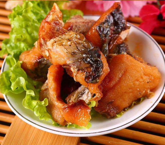 苏式熏鱼,炸好的鱼块,颜色棕红,甜咸适口,五香味浓,江南风味