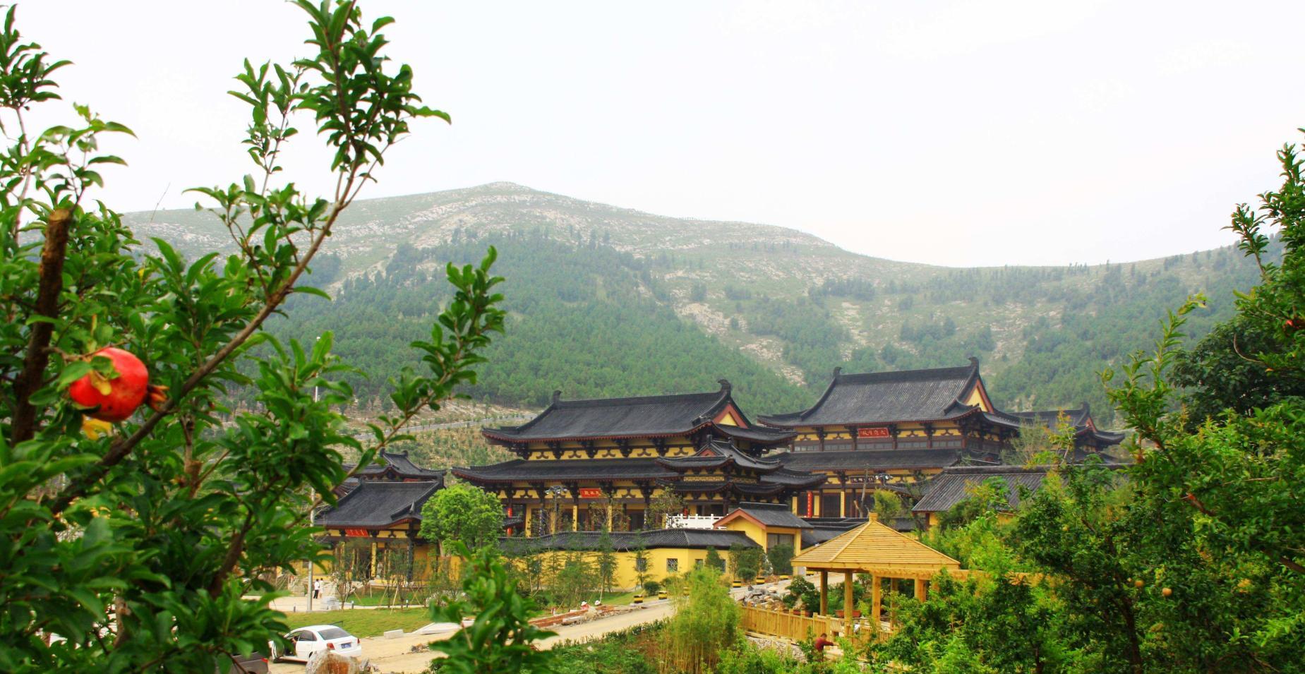 其中主体为宝莲寺,始建于南北朝时期刘宋永初年间,同为北魏永兴年间