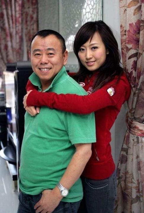 61岁潘长江全家近照: 费尽心思捧女儿却捧不红, 女婿身价过亿