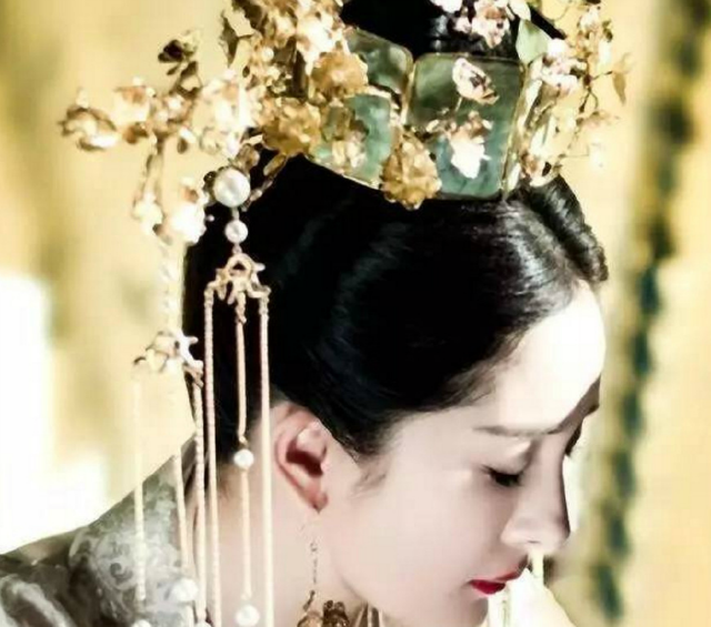 杨紫的冲天发髻气质如仙,而迪丽热巴全靠颜值硬撑