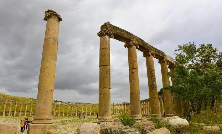 正文  沿着石板街道踱步走过竞技场,远眺赫然屹立在山坡上的宙斯神殿