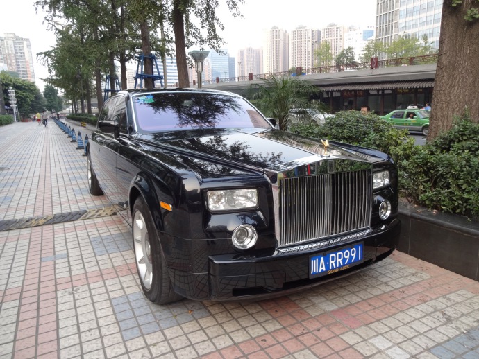 成都劳斯莱斯中车牌里含rr字母的都有近50辆,有钱任性!