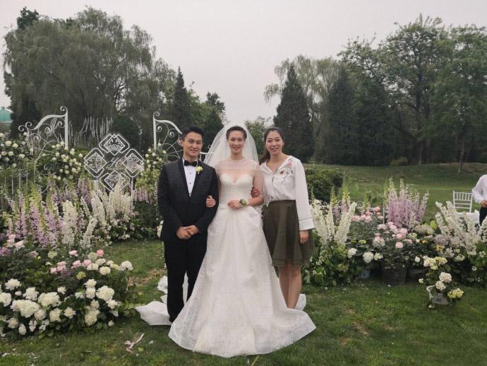 一代最强暴力副攻穿婚纱,小3岁男排悍将求婚成功|中国女排|杨珺菁