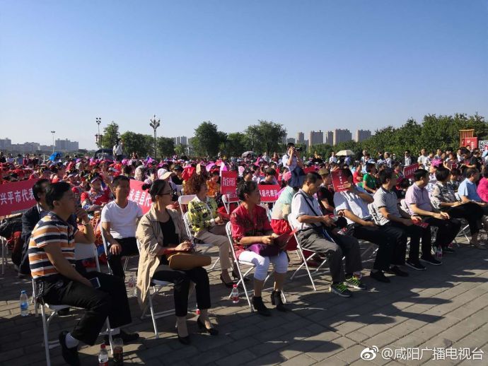 全国广场舞展演活动咸阳市基层展演今天上午在统一广场举行