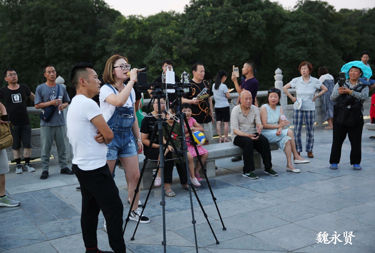 公园直播唱歌线上线下观众多 找歌星的感觉_新浪看点