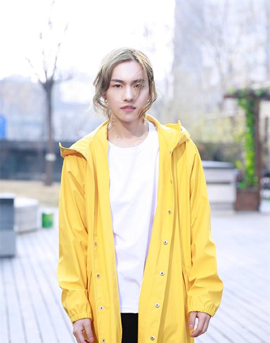 周锐来机场,看他的打扮,难道是下一个黄子韬?